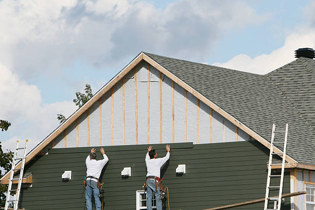 Professional Siding Contractor technician working in Darien, IL